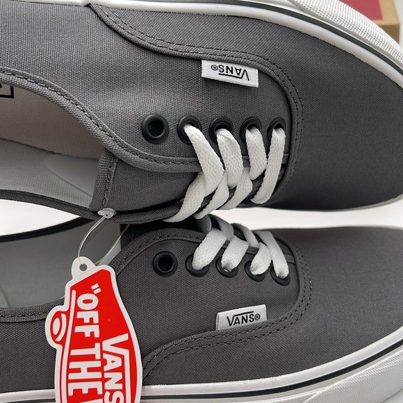 Vans • WMNS Authentic Pewter/Black
VN000JRAPBQ
Sneakers - Picture 14 of 16